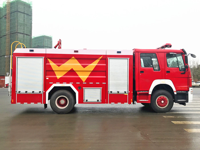 8噸豪沃單橋水罐消防車